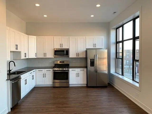 Building Photo - 1749 W Chicago Ave #3F