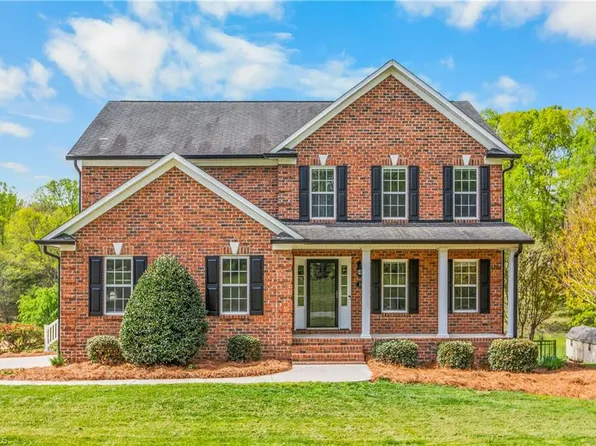 215 Chinaberry Ln, Winston Salem, NC 27107