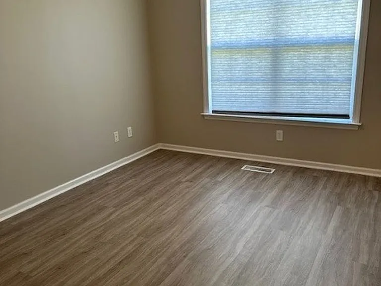 305 Towbridge Ln — Photo 14