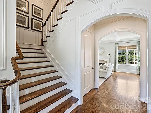 5th image of 200 Huntley Pl