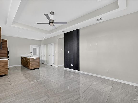 4th image of 601 Coves Ln #4