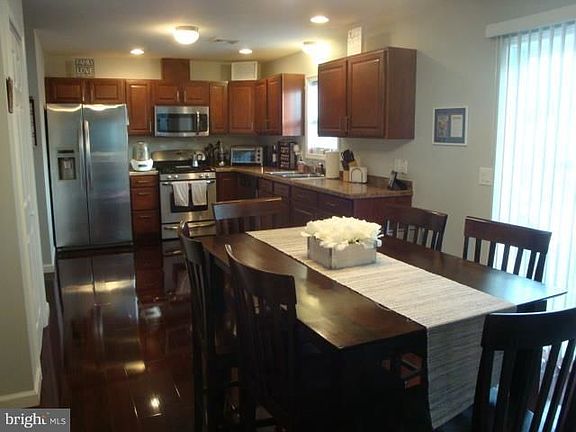 5th image of 322 W 2nd St