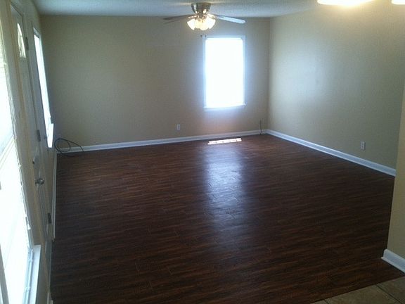 3rd image of 1511 Leslie St