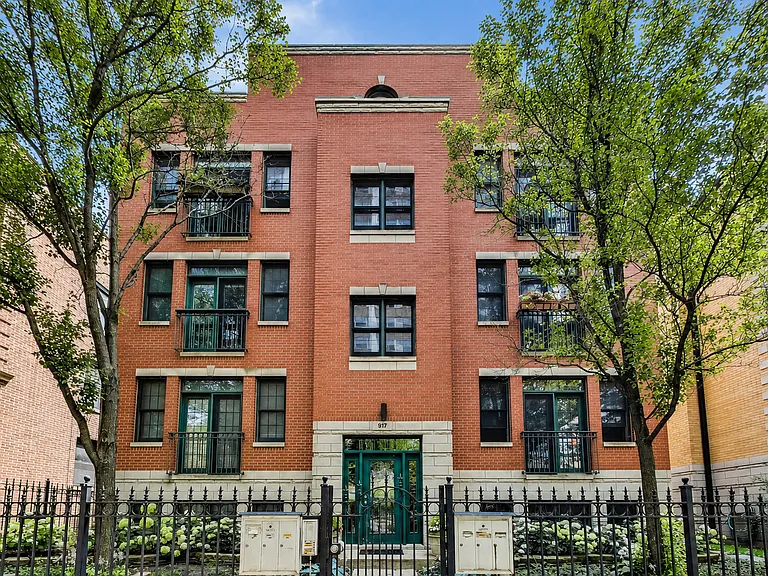 917 W Lakeside Pl #1W — Photo 1