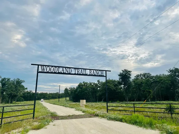 1118 N Woodland Trl, Caldwell, TX 77836