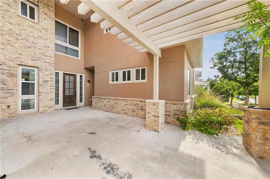 4 bed, 3.5 bath, 2377 sqft, $4,495 — Photo 3