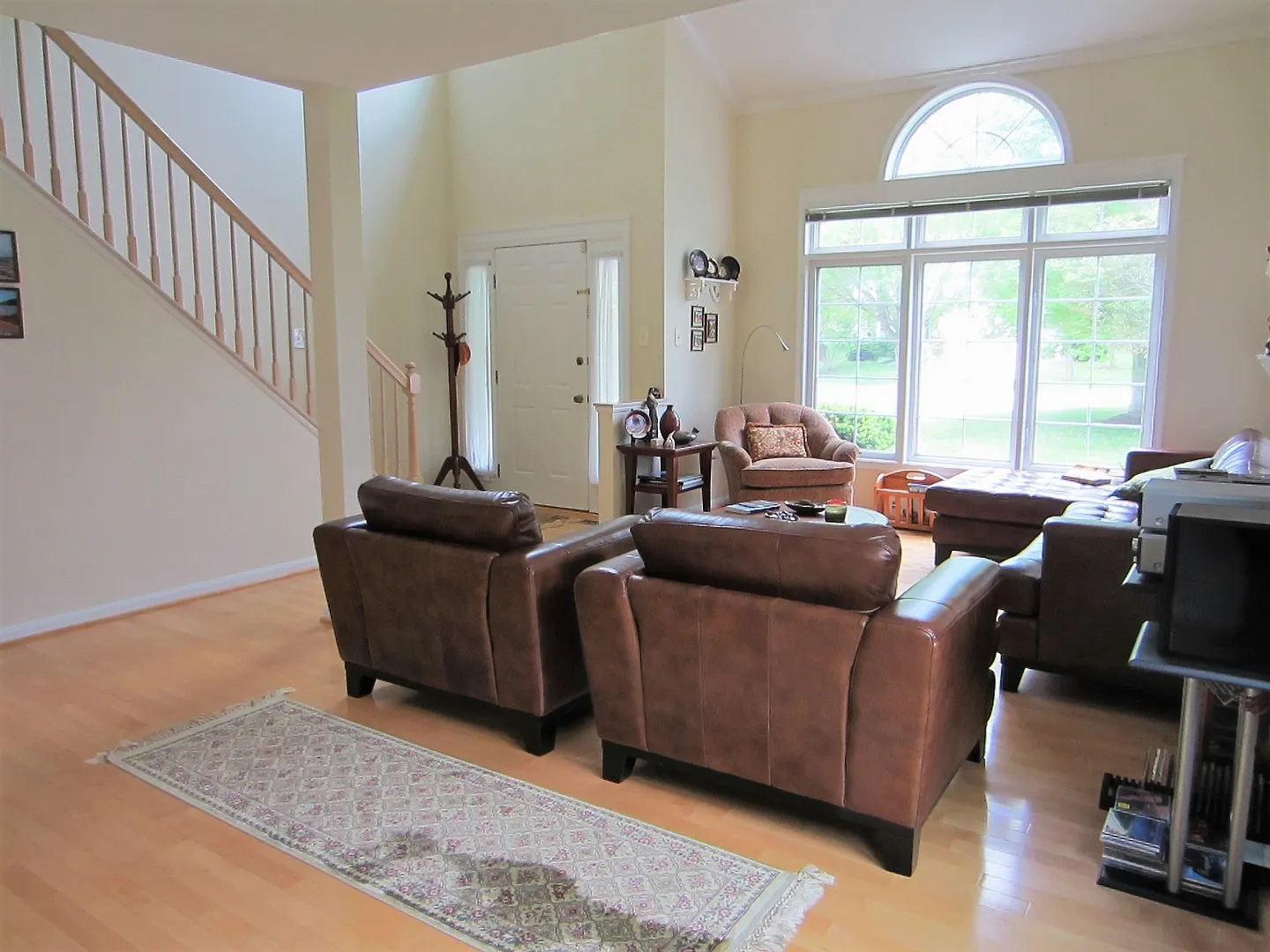 Beautifully kept 5 BR+ home office, 3.5 BA home. Attached garage. Top schools — Photo 2