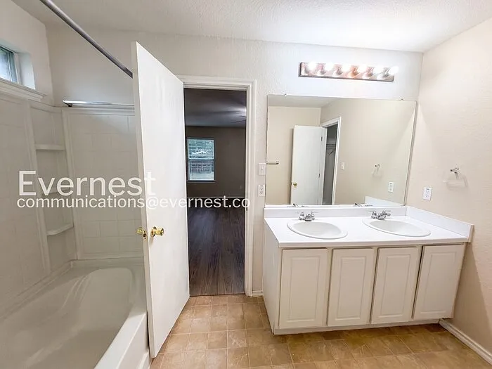 109 Covey Ln — Photo 4