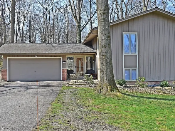 8693 Lake Forest Ct, Chagrin Falls, OH 44023