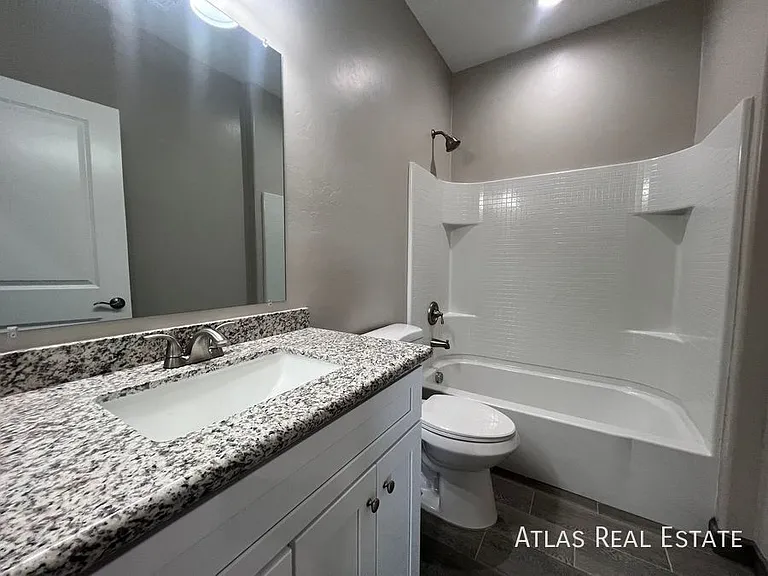 808 E 35th St #1 — Photo 10