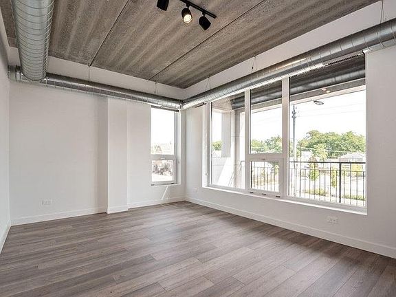4th image of 2408 W Hutchinson St #315