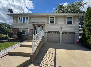 2004 E Parkview Cir, Hoffman Estates, IL 60169