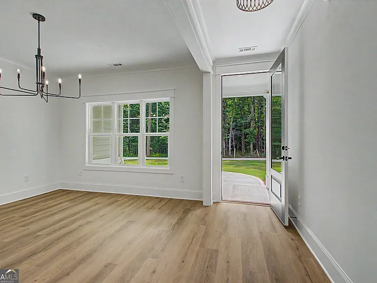 347 Crestwood Rd — Photo 3
