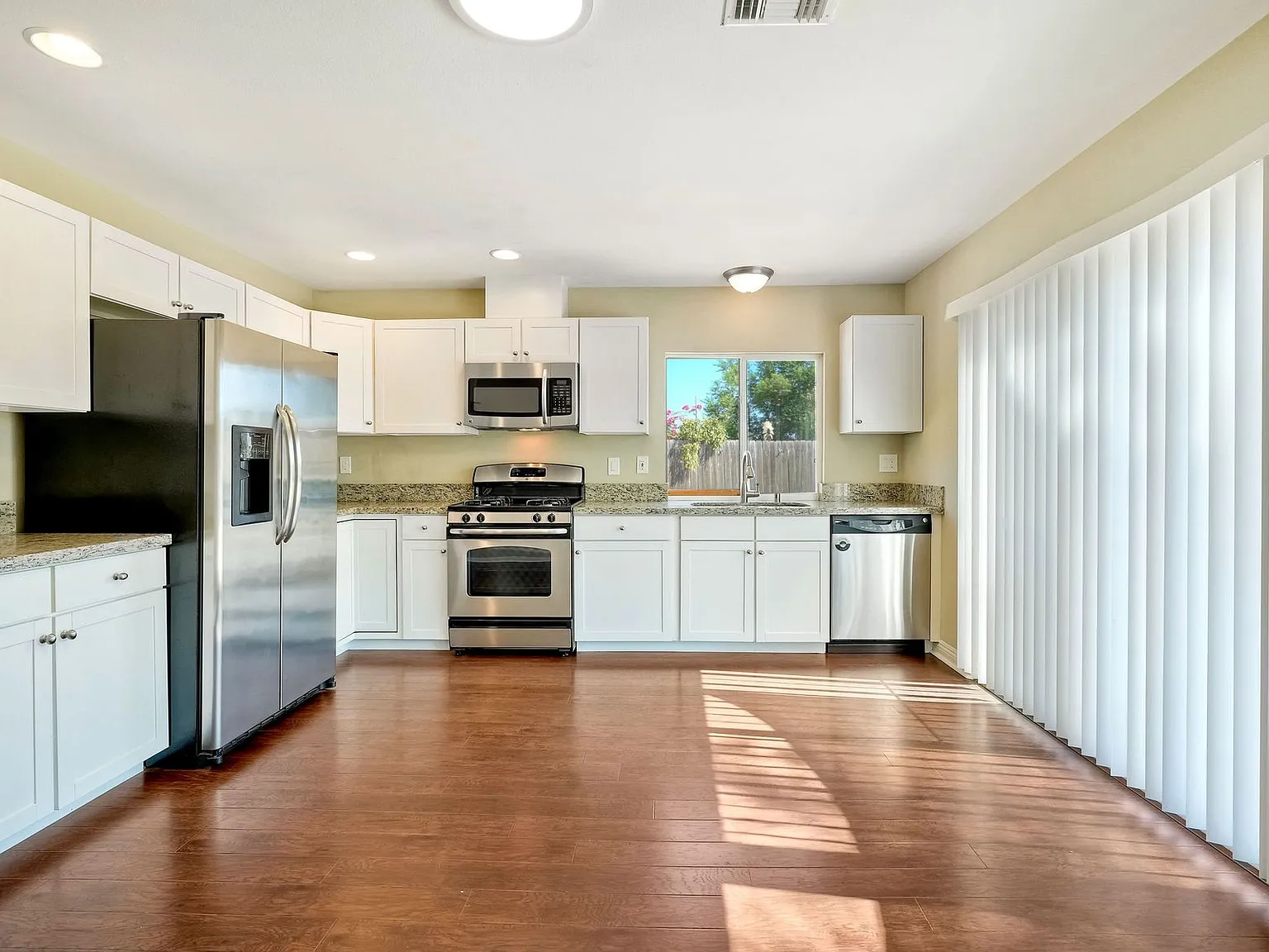 4 bed, 1464 sqft, $4,350 — Photo 3