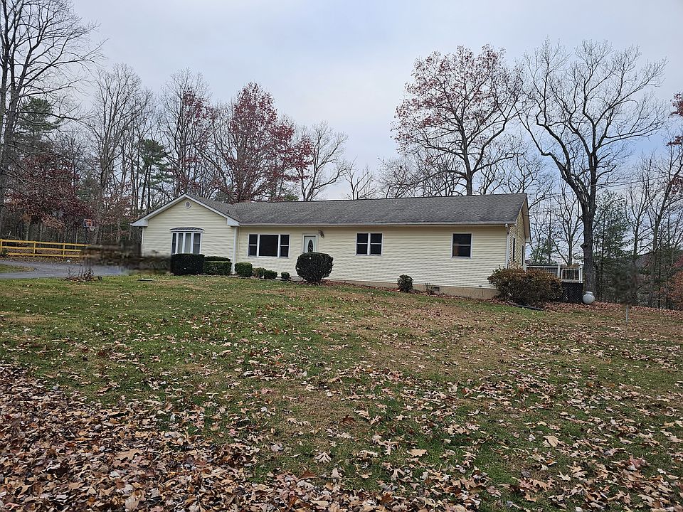 Front of home with large front yard