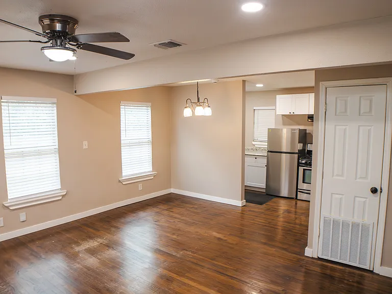 415 Riddle St — Photo 2