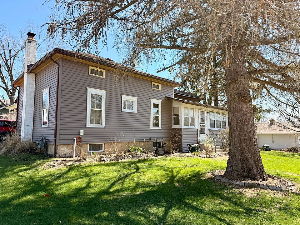 1st image of 213 N 1st St