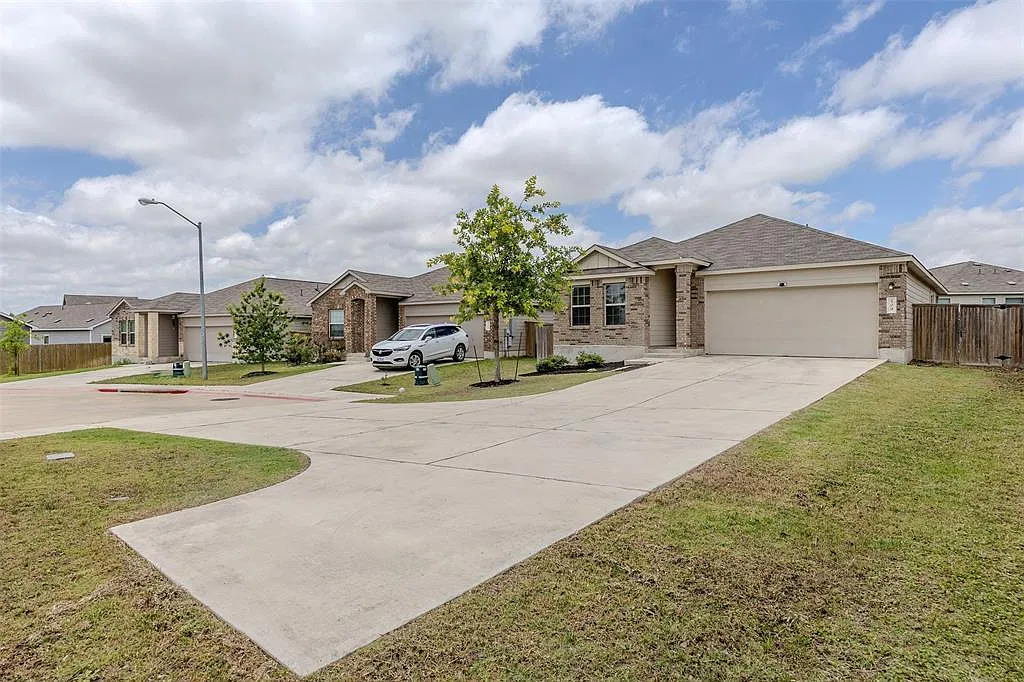 3 bed, 2.0 bath, 1402 sqft, $1,550 — Photo 3