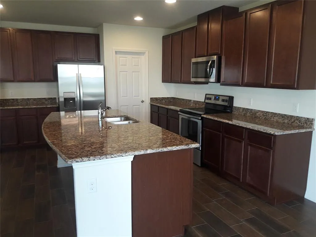 3 bed, 2.5 bath, 2307 sqft, $2,350 — Photo 3