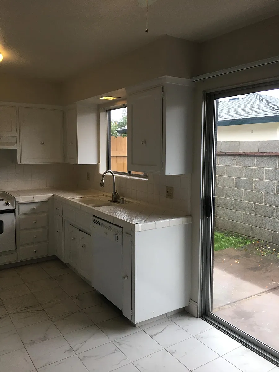 Building Photo - 3681 N Fruit Ave #C
