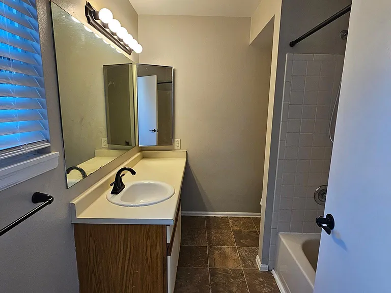 945 Moorings Dr — Photo 14