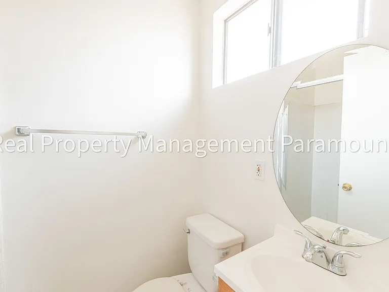 540 W Queen Street — Photo 24
