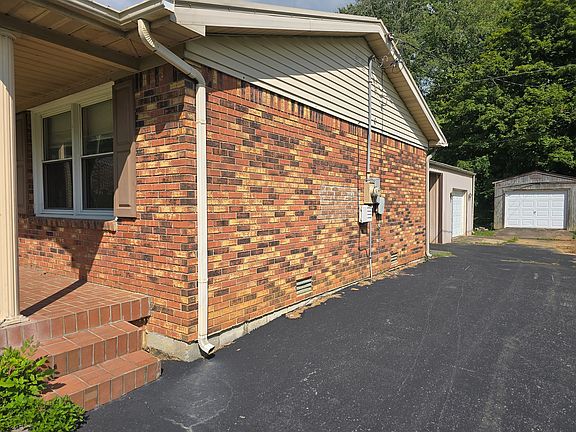 2nd image of 104 Sun Valley Cir