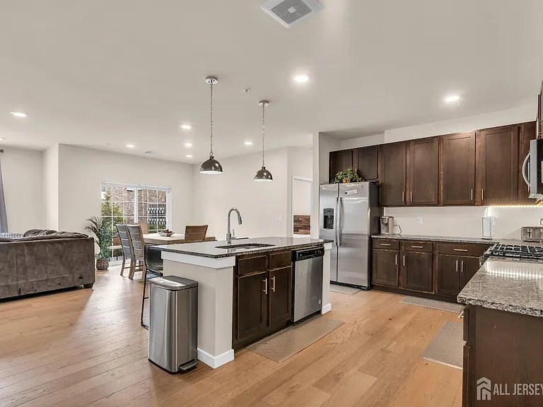 112 Lorhan Dr — Photo 5
