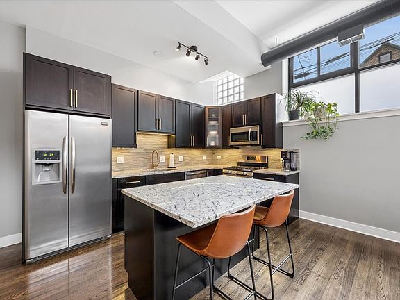 2nd image of 1137 N Wood St APT 1H