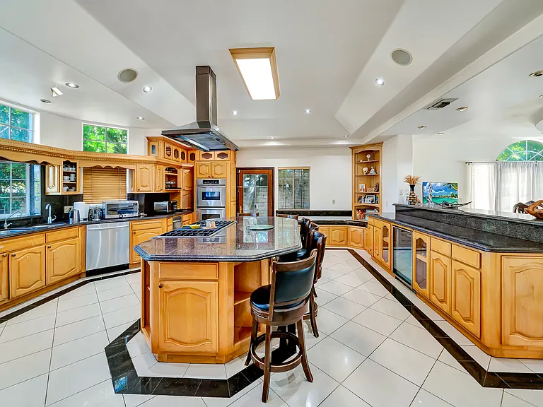 7735 Wilbur Ave — Photo 31