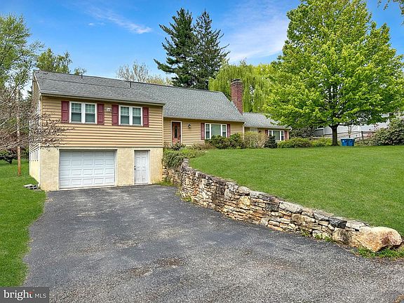 4th image of 205 Oak Ln