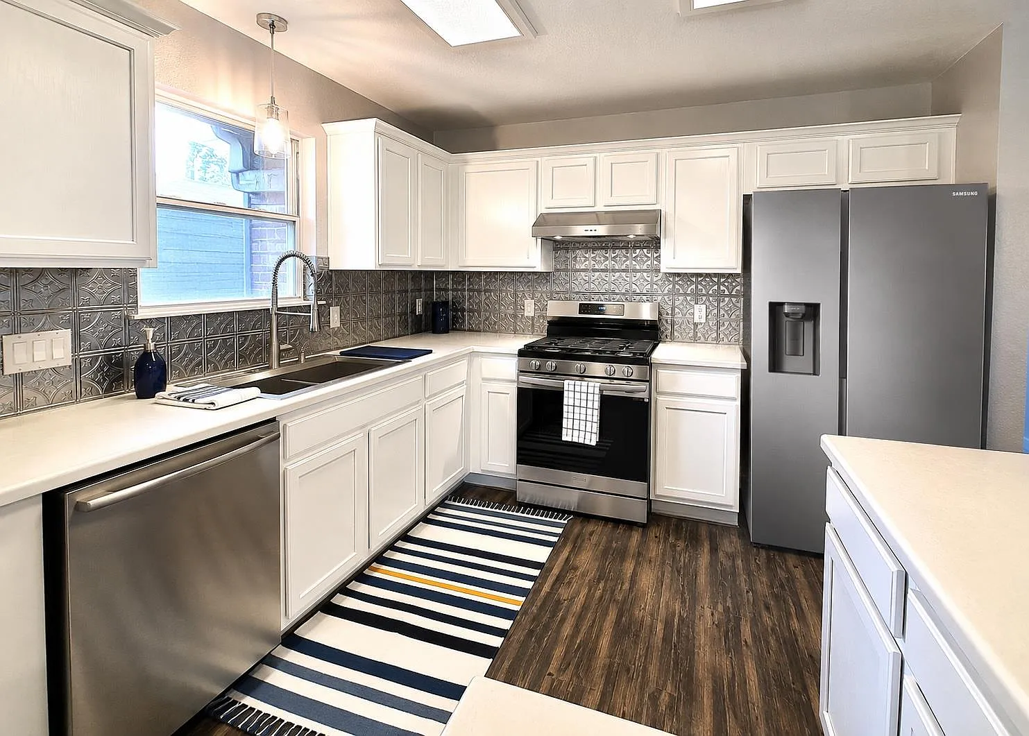 4 bed, 3.0 bath, 2160 sqft, $2,300 — Photo 2