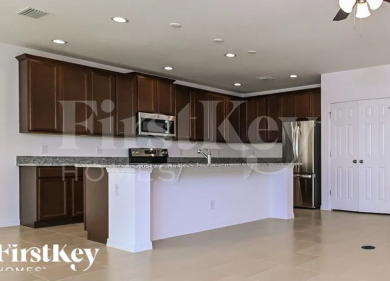 900 Avenal Ln — Photo 4