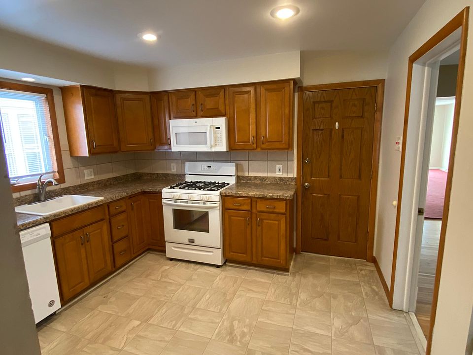 Kitchen to side entry