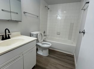 386 Oak Trails Rd #102, Des Plaines, IL 60016