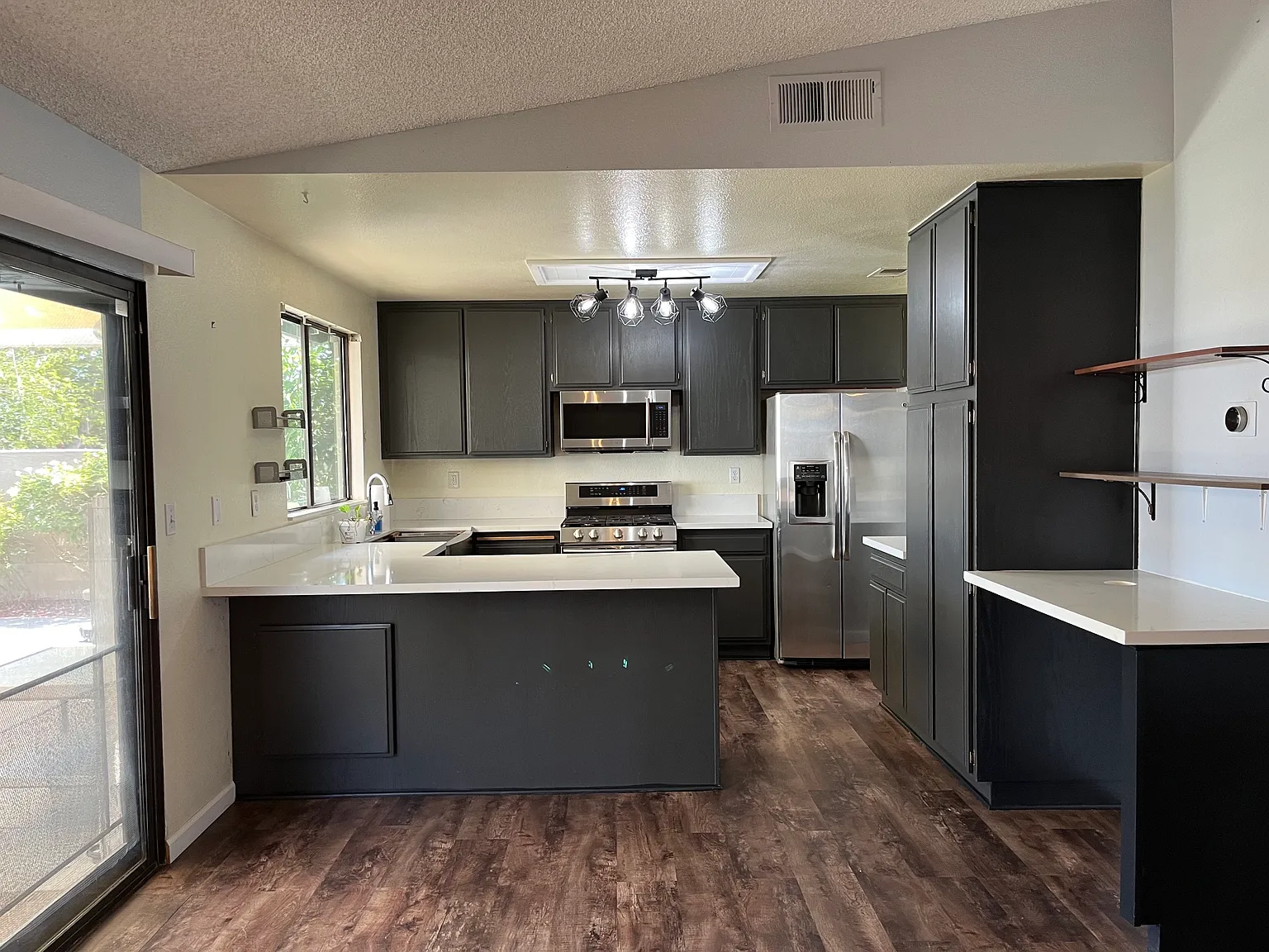 3 bed, 1300 sqft, $3,195 — Photo 3