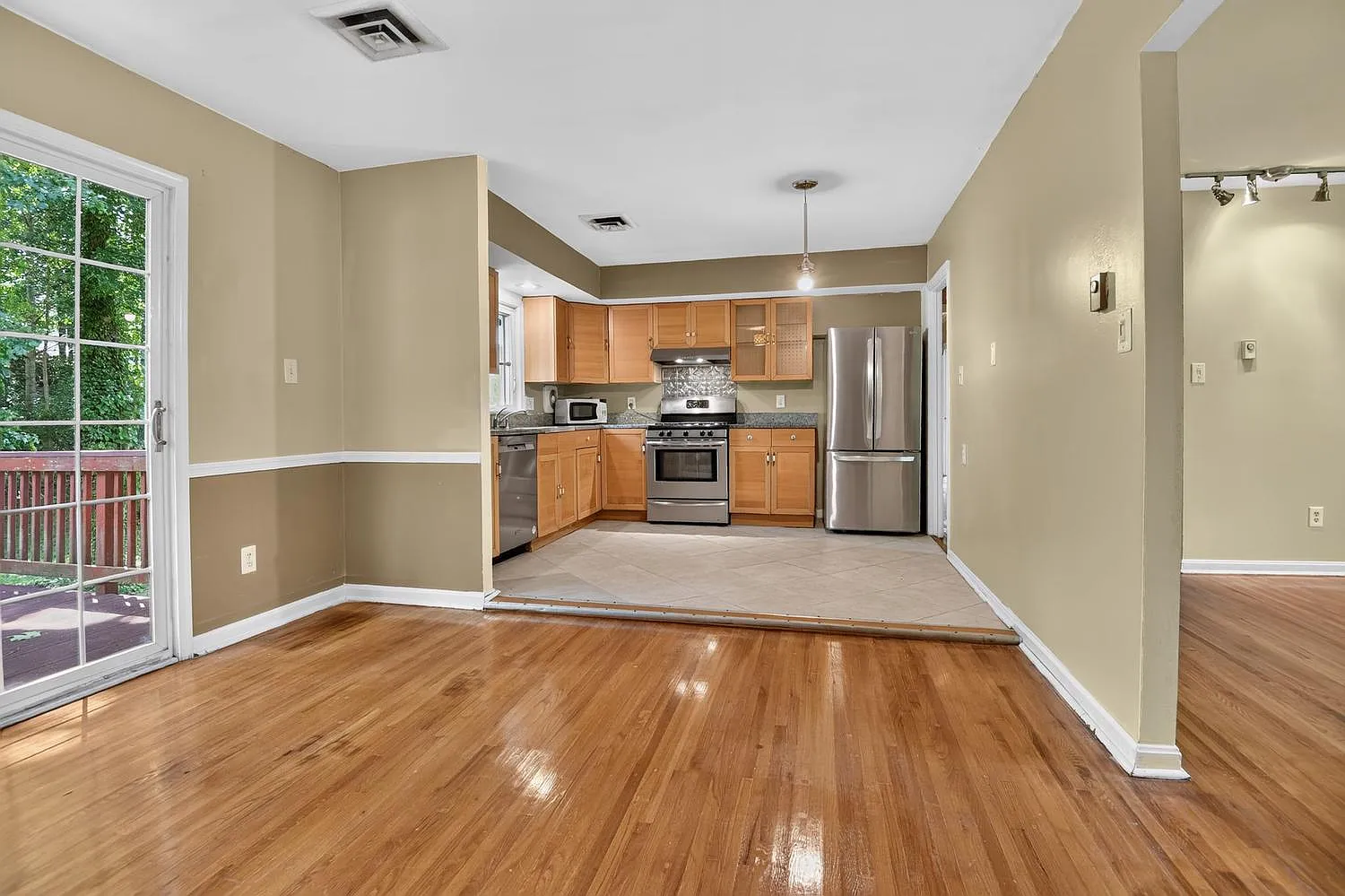 5 bed, 2456 sqft, $3,995 — Photo 3