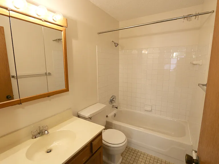 Van Dyke Apartments — Photo 23