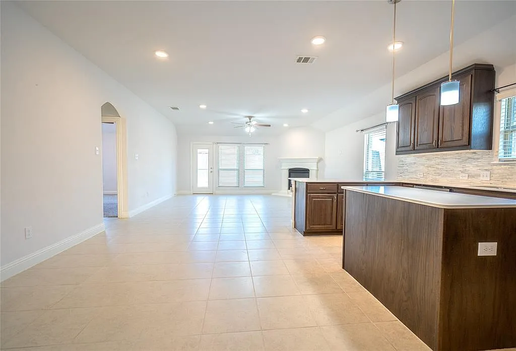 4 bed, 2.5 bath, 2042 sqft, $2,700 — Photo 3