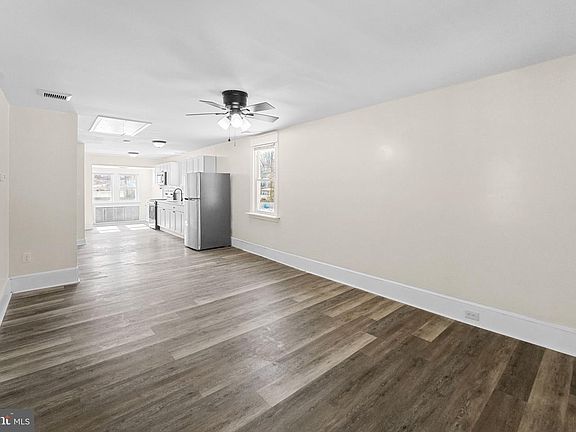 4th image of 542 Berlin Rd