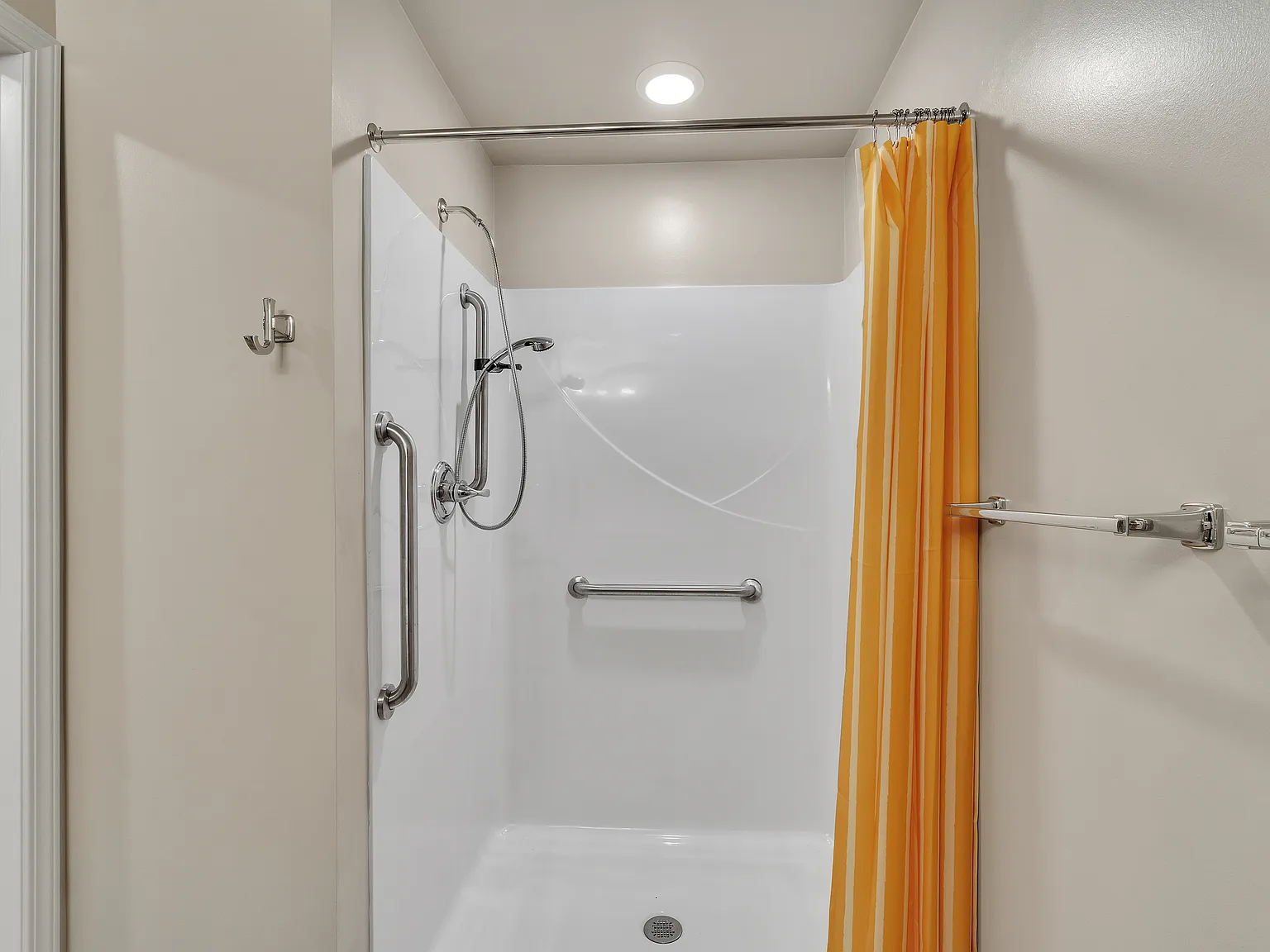 2 bed, 1040 sqft, $4,100 — Photo 4