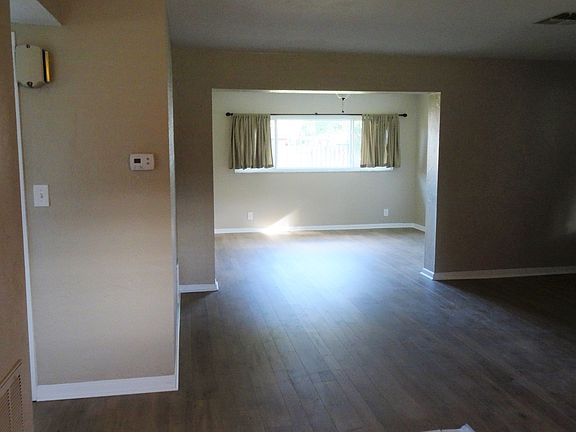 3rd image of 633 42nd Ave NE