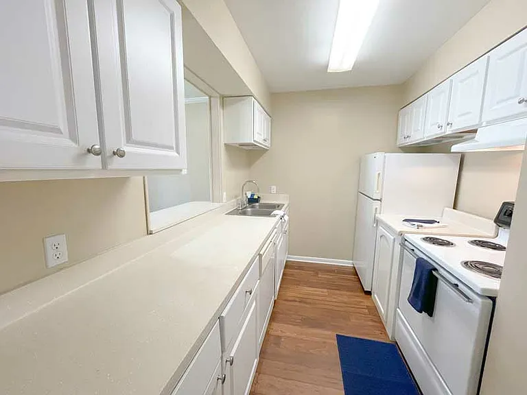 Chateau Apartments — Photo 23