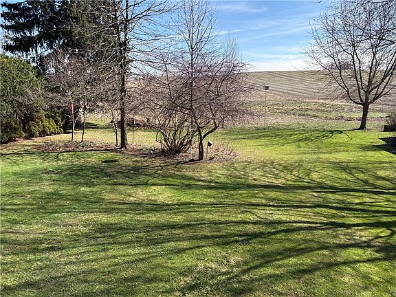 3rd image of 1032 Mercer Rd N