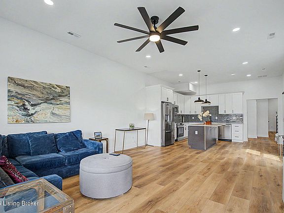3rd image of 817 Swan St