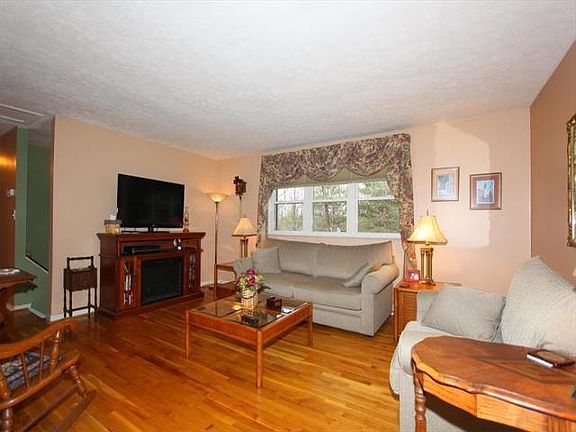 4th image of 2609 Wildwood Ln