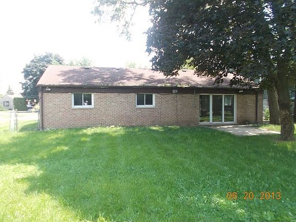 3rd image of 90 Oxford Ln