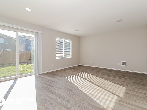 5th image of 2210 193rd St E