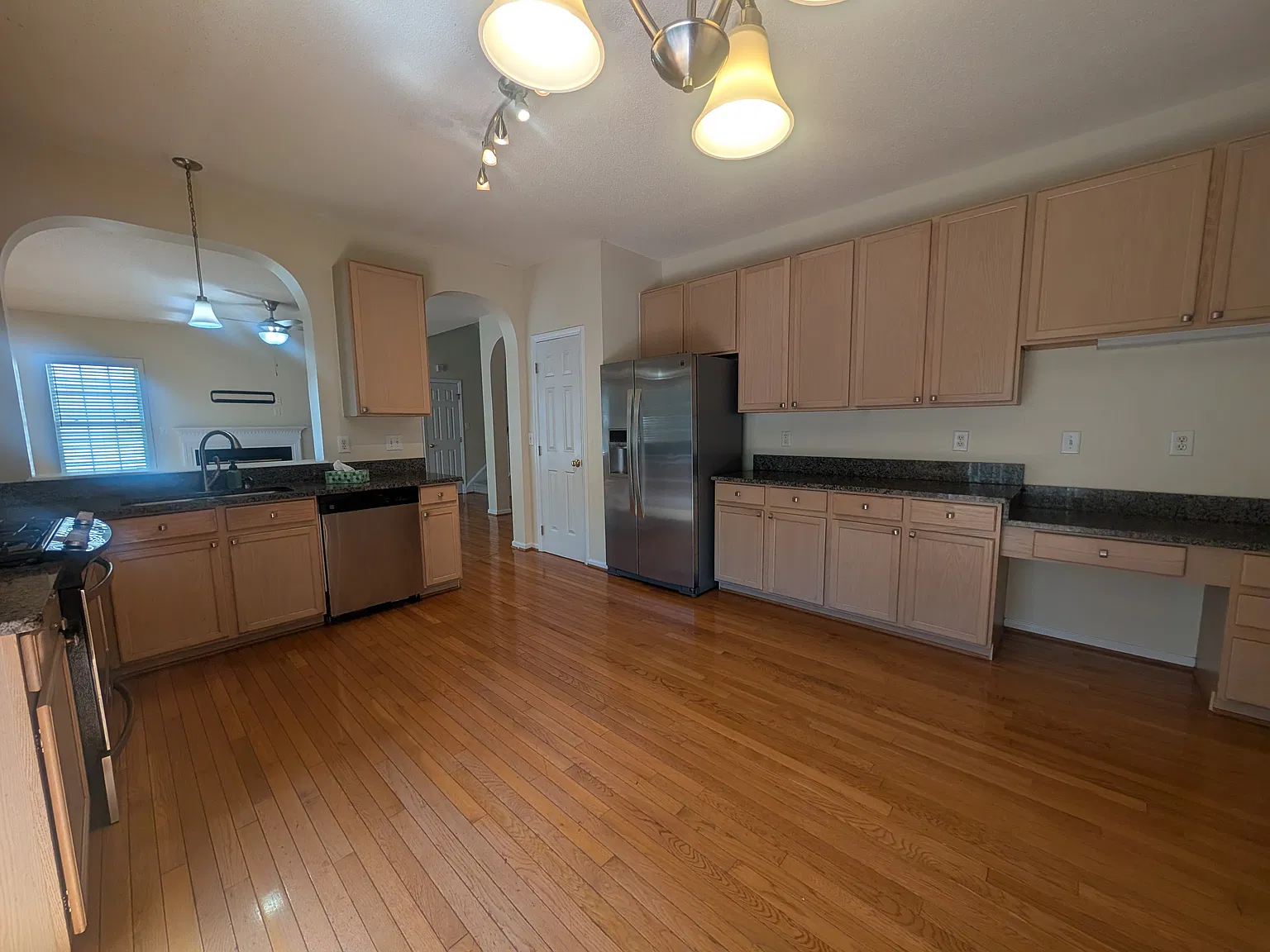 4 bed, 2.5 bath, 2035 sqft, $2,200 — Photo 3