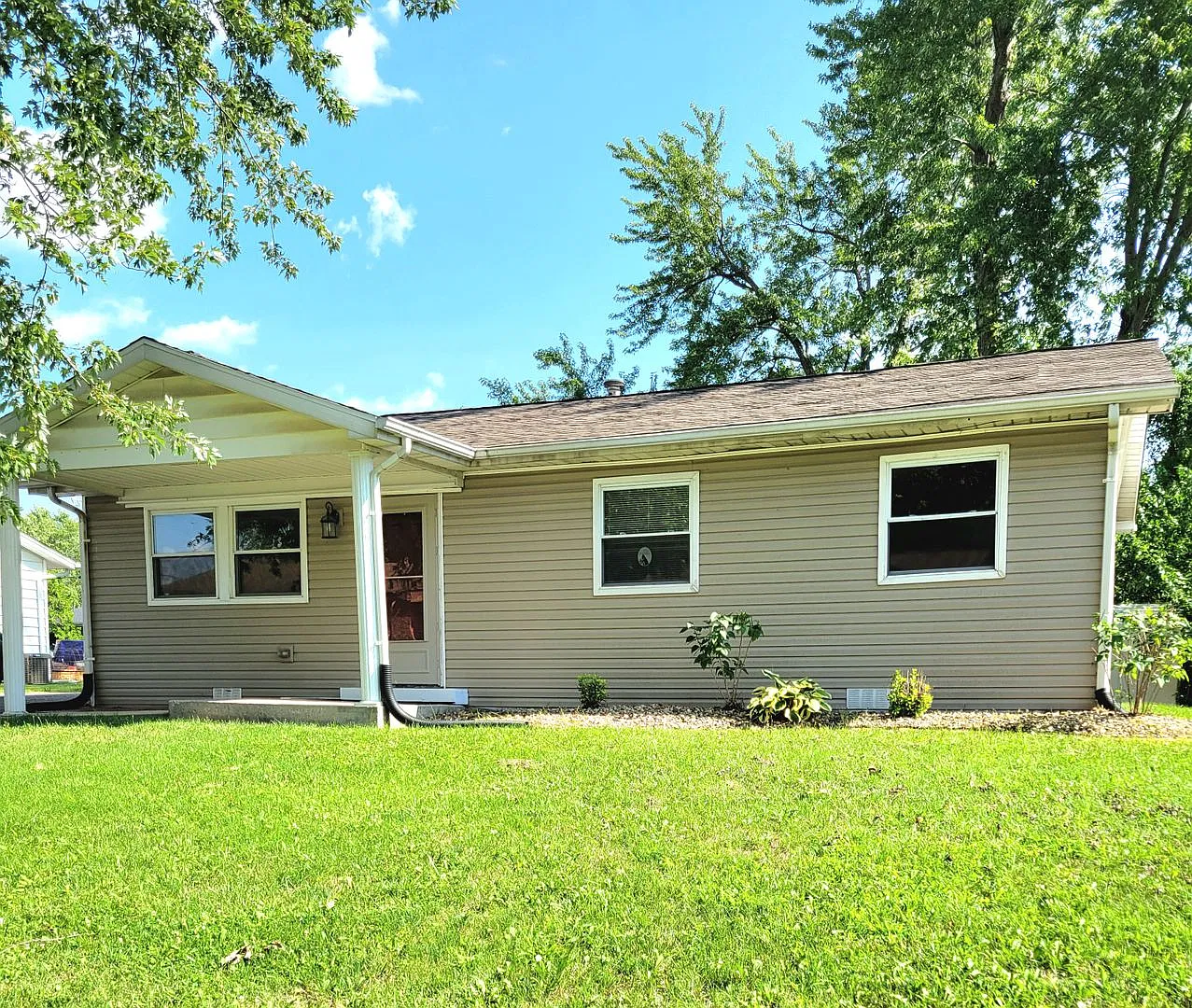 Updated and Move in ready...26 Georgetown Dr, Pontoon Beach — Photo 1